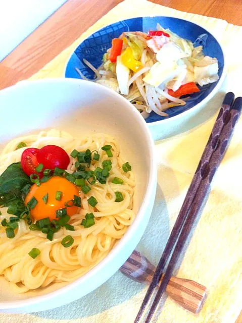 朝食 釜揚げ温玉うどん、野菜炒め。|よ〜んさん