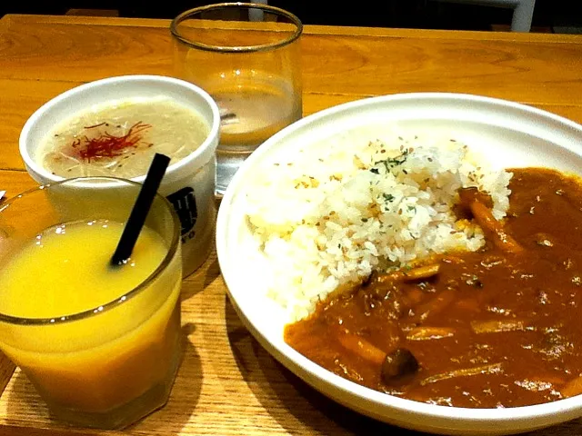 牛挽肉ときのこのカレー/参鶏湯/3種のりんごジュース|A Uedaさん