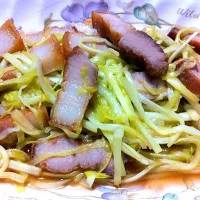 Snapdishの料理写真:หมูกรอบผัดกุ่ยฉ่าย|ratchadaさん