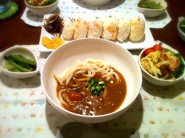 カレーうどん、おにぎり、ポテサラ、小松菜の胡麻和え。|aichiさん