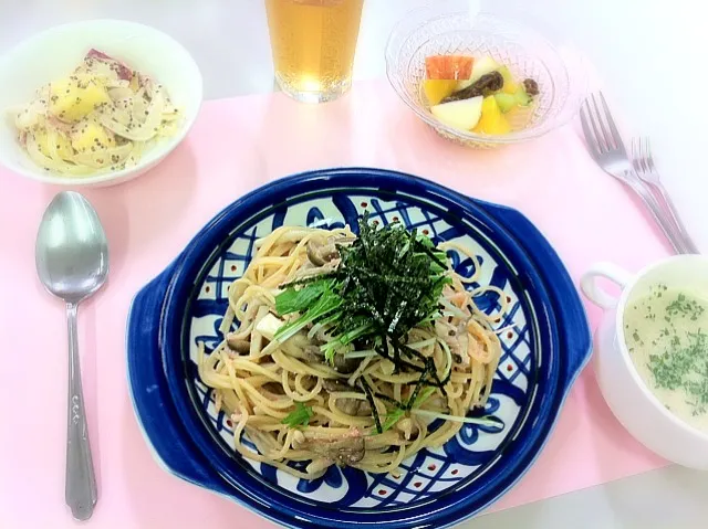 Snapdishの料理写真:明太子ときのこのパスタ、さつまいもサラダ、ごぼうの豆乳ポタージュ、マチェドニア|fillyさん