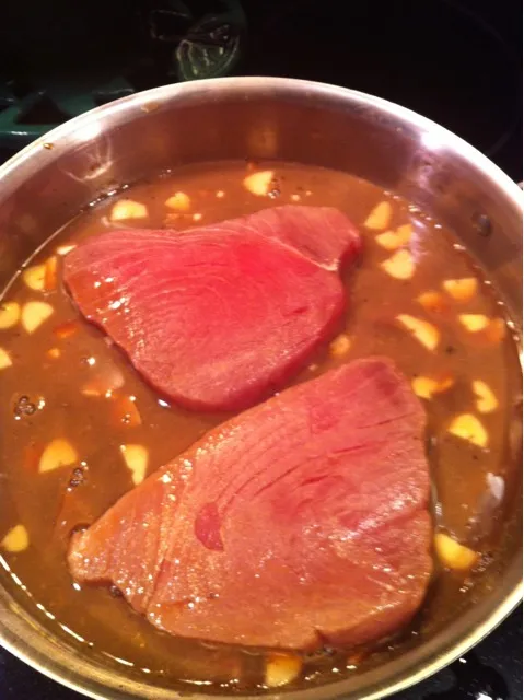 Tuna Steak poaching in soy sauce with fresh ginger and garlic|http://melissasmenu.wordpress.com/さん