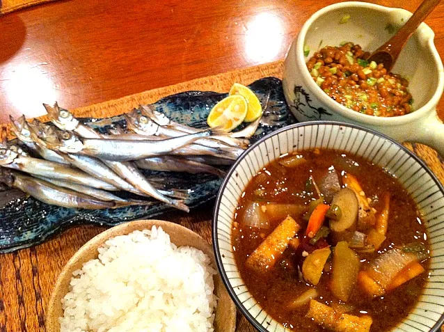 Snapdishの料理写真:〔地味メシ〕根菜たっぷりゴマ味噌汁  焼きししゃも  あられキュウリ納豆|富田 和枝さん