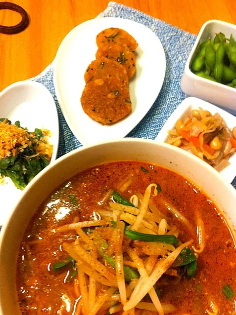 夕飯 紅虎餃子房の黒胡麻担々麺、切干し大根の煮物、枝豆、ほうれん草のお浸し、南瓜団子|よ〜んさん