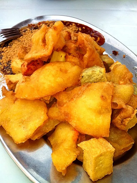 sweet potato, prawn, yam, breadfruit and tofu fritters|Darren Loさん