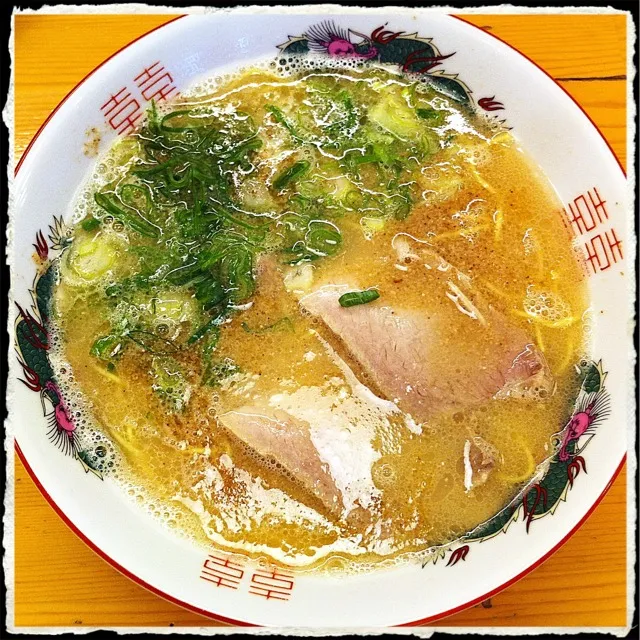 Snapdishの料理写真:とんこつラーメン、卵麺|Yas Nakさん