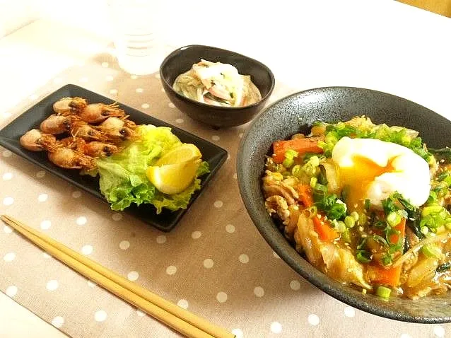 Snapdishの料理写真:とろとろ豚キムチ丼、煮えび、カニサラダ|momo*+.さん