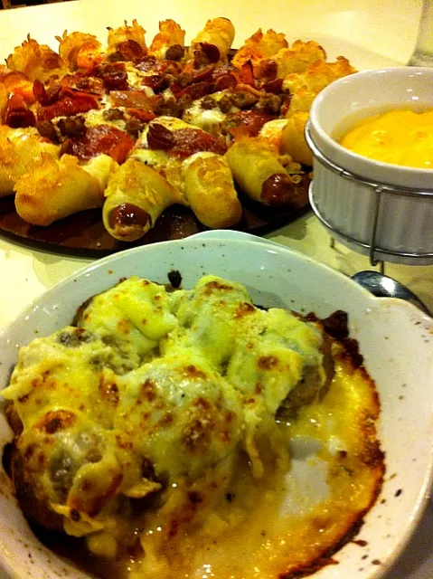 Cheesy pizza and meatballs!|meeowwmeeowwさん