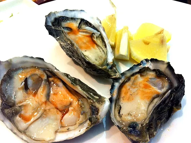 Freshly opened oysters w tobacco sauce & lemon.|Monstaaaa さん