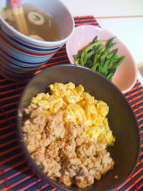 Snapdishの料理写真:お豆腐そぼろの二色丼とアスパラガスの炒め物|mayaさん