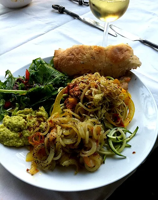 rawfood dinner 3colorSpaghetti  ( stukje brood) lekker in de tuin|Rene Onstenkさん