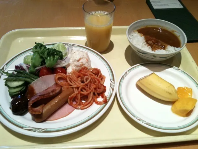 朝カレー（＾∇＾）で元気。バナナの感じが入院食っぽい(^^;;|しーさん