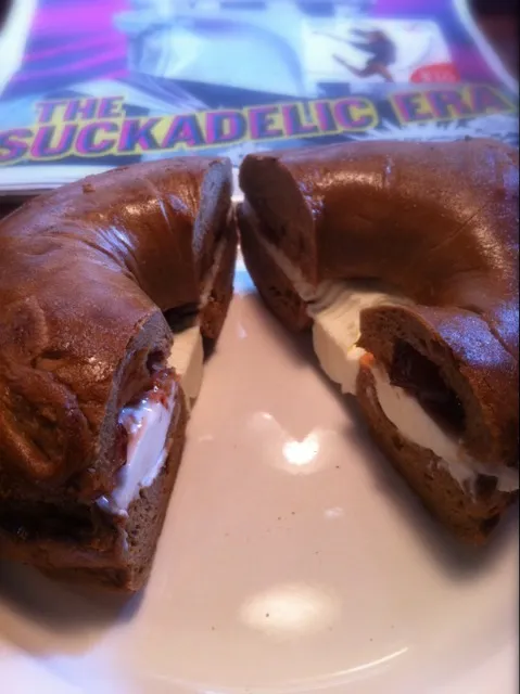 Snapdishの料理写真:pumpernickel bagel with cream cheese/jam @news cafe|kayoさん