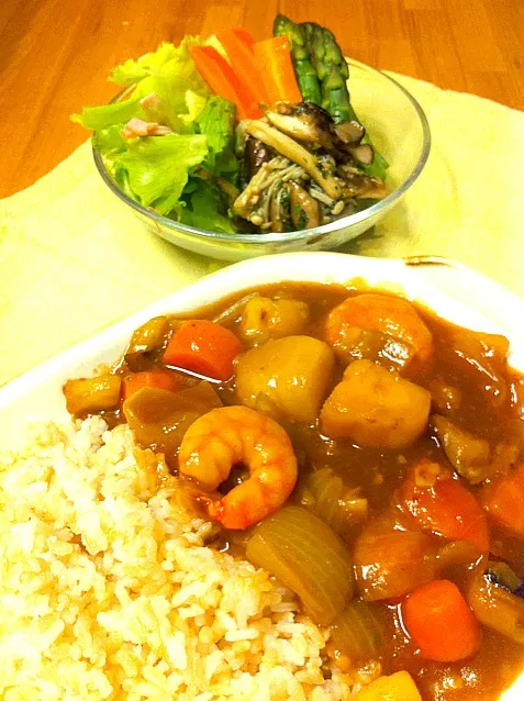 Snapdishの料理写真:夕飯 残り物カレー（さつま芋、エビなど）、香味サラダ（茗荷、紫蘇、生姜、レタス）、キノコのバジルソテー|よ〜んさん