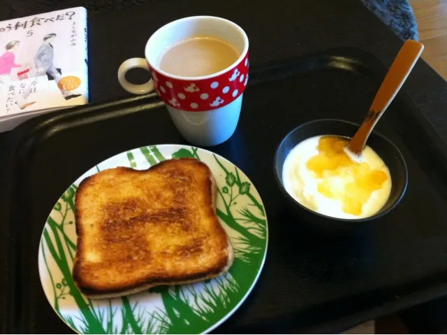 朝ごはん  トースト、カフェモカ、はちみつヨーグルト|てつこさん