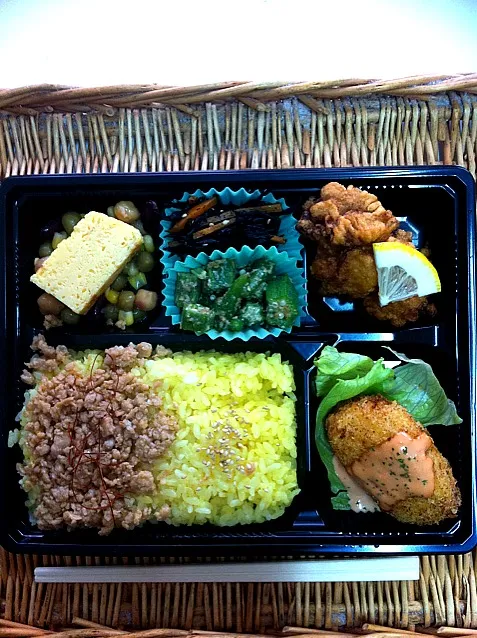 Snapdishの料理写真:本日発売！Facebook弁当。手作りインスタント味噌汁が付いて600円|kawaさん