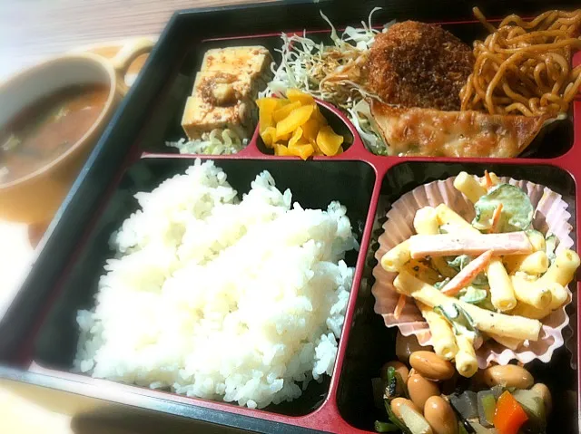 本日のランチ。幕の内弁当(450円・社食)|JTKさん