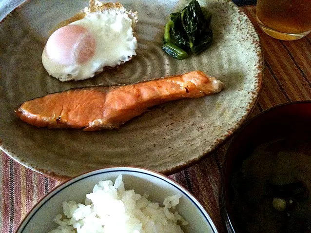 やっぱコレだな（焼鮭、目玉焼き、野沢菜、シジミ汁、ごはん）|純さん