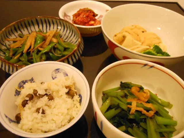 2011/10/3 今日の晩御飯    多可町で買った、ムカゴご飯と伏見甘唐辛子、ゴボウのゴマ和え、枝豆ガンモと鶏の高野豆腐はさみの含め煮、小松菜とアゲ炒め、白菜キムチ|buckshanさん