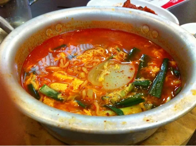 韓国ラーメン。麺後にご飯ぶち込むのが最高。|たけうちさん