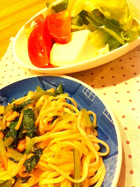 夕飯 焼うどん、サラダ（ちぎりレタス、トマト、お豆腐）|よ〜んさん