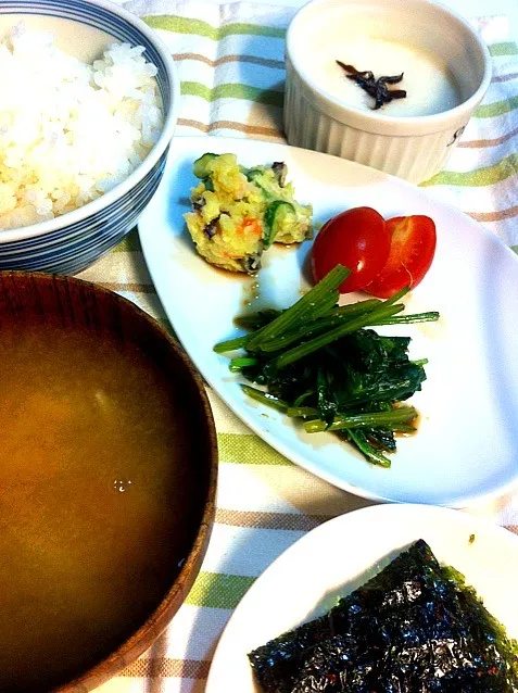 朝食 Quick朝定 ご飯、お味噌汁、とろろ芋、ほうれん草の胡麻和え、トマト、やまやの明太子韓国海苔|よ〜んさん