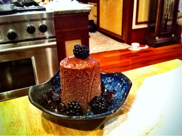 chocolate mousse with hazelnut crust, blackberry and port reduction, fresh blackberries and honey|mathilde goldschmidtさん