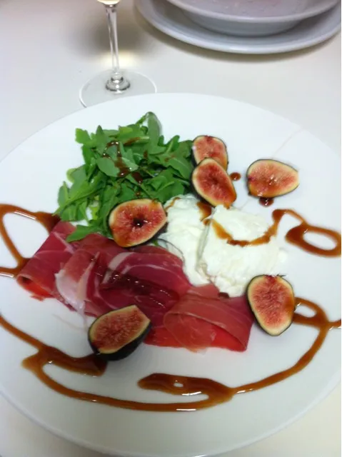 arugula, fig, buratta cheese and proscuittowith a balsamic honey hlaze|Christine pavelkaさん