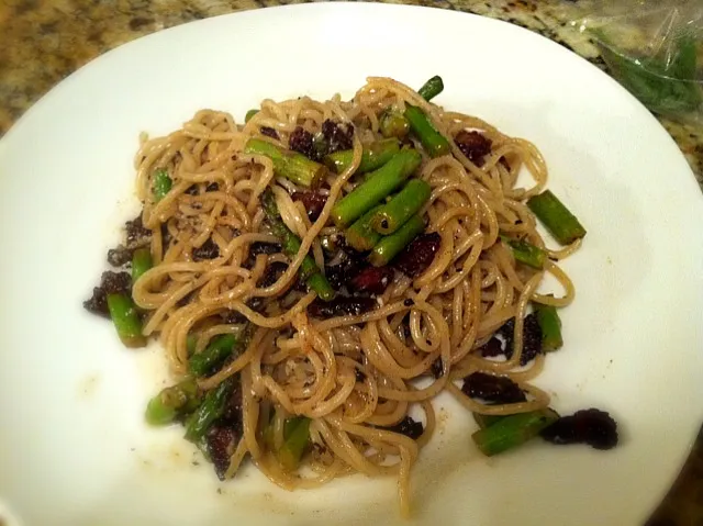 spaghetti alla carbonara with asparagus and a white wine reduction|Nicole Yatesさん