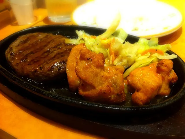 日替わりランチ。照り焼きハンバーグ＆一口辛味チキン。|liccaさん