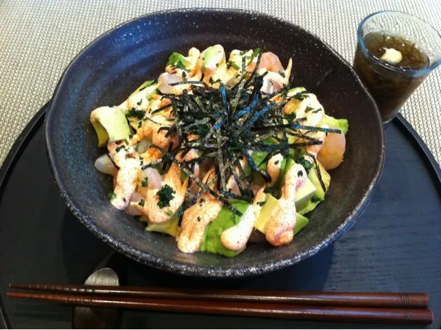 Snapdishの料理写真:今日のランチ エビアボカド明太丼♡|みゆさん