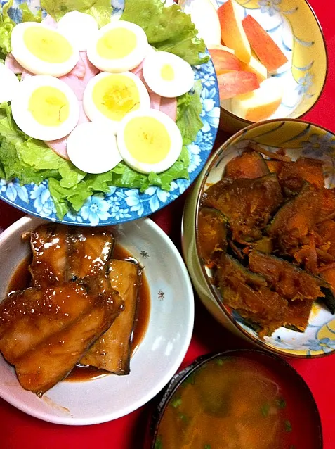 サバ味噌☆かぼちゃの煮物☆チビ達の作ったサラダ☆りんご☆味噌汁|ママさん