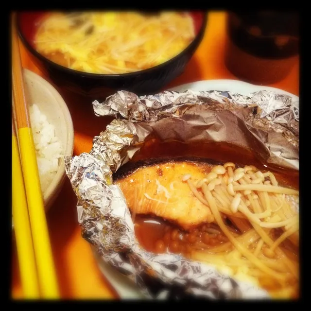 Snapdishの料理写真:今日のご飯。鮭のホイル焼きとエノキの味噌汁♪♪|ramuta mitohiさん