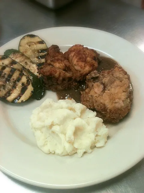 grilled zuchinni fried chicken with pan gravy and whipped potatoes|eleni rae mcclellanさん