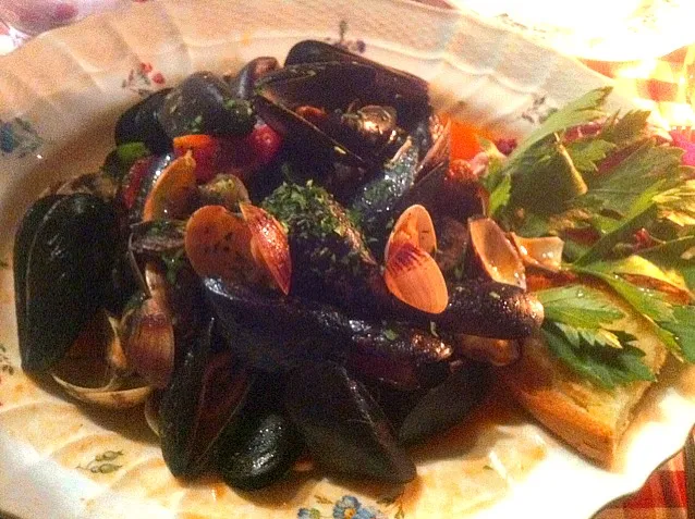 Snapdishの料理写真:mussels & clams saute|skyblueさん