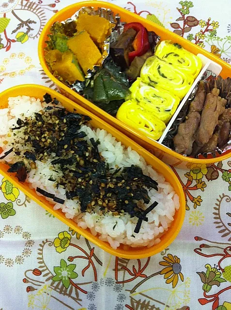 本日のお弁当。お茄子とピーマンを塩昆布で炒めたらお茄子の色が恐ろしいコトに（笑）|まりもさん