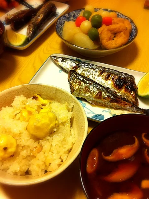 栗おこわ、焼きさんま、大根とがんもどきと玉こんにゃくの煮物、お味噌汁。秋ですねぇ。|liccaさん