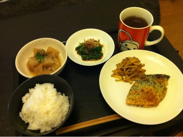 今日のごはん  鯖のパン粉焼き、アンチョビポテト、豚肉大根煮込み、ほうれん草のお浸し|てつこさん