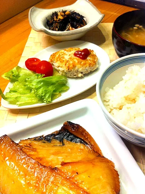 Snapdishの料理写真:夕飯 つぼ鯛の焼き物、豆腐ハンバーグ、ひじきの煮物、お味噌汁、ご飯|よ〜んさん