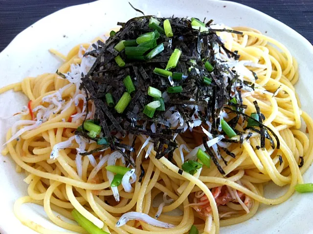 Snapdishの料理写真:梅としらすの和風パスタ|naokoさん