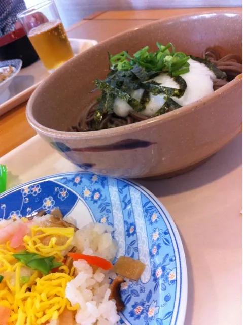 ちらし寿司とトロロうどんのセットで。いつもの学食にて。今週もお疲れなので消化のよい食べ物を選択。|yxxtsさん