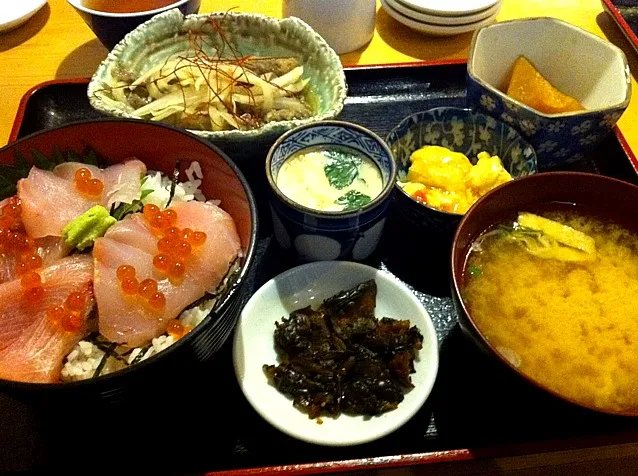 日替わり〜海鮮丼・目光の南蛮漬け〜|じょりーさん