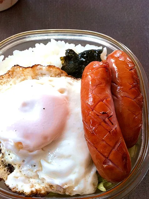 ソーセージ丼  ソーセージとー目玉焼きとー海苔が入ってる|こいたんさん