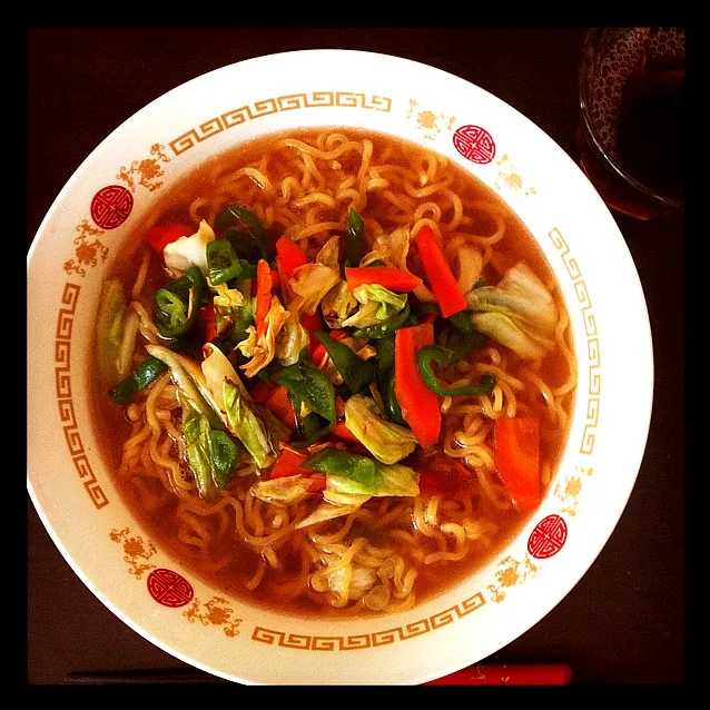 お家で醤油ラーメン。太麺だったので、味噌ラーメンの方がよかったけど生憎、味噌がなかった…。おひとりさまお昼ご飯。|もづくさん