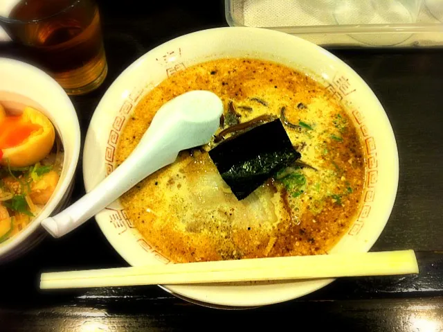 Snapdishの料理写真:豚骨醤油ラーメン500円。ほかに豚骨塩、豚骨味噌もあり。スープはクリーミーで癖がなく甘みがある。鰹粉らしきものは自分的には無くてもいいな。|Toimanさん