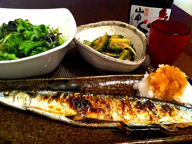 今日はさんまを焼いた！あとはゴーヤと茗荷とじゃこのナムル、グリーンサラダ、お酒は岐阜の山車。|番長さん