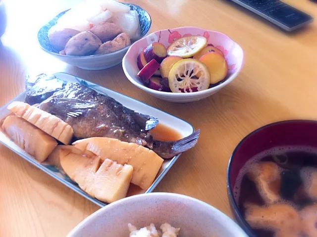 朝昼ごはん。メバルの煮付け、大根とがんもどきの煮物、さつまいもの蜂蜜レモン煮、お味噌汁、玄米。|liccaさん