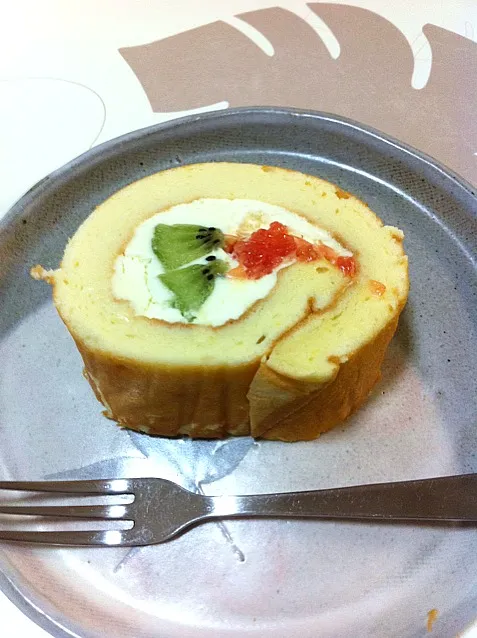 Snapdishの料理写真:手作りフルーツロールケーキ|kurisukeikoさん