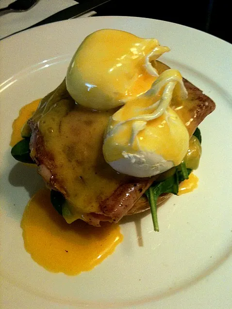 Eggs benedict w ham|Annette Meltonさん