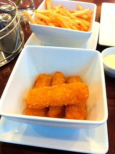 Fish stick + french fries|monita koyさん